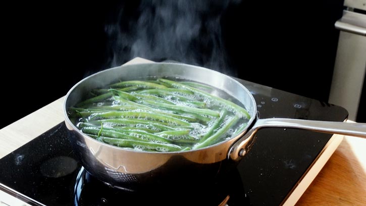 blanching green beans in boiling water