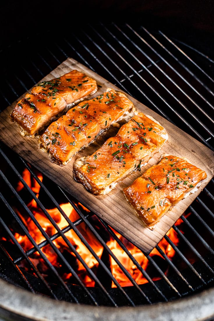 cedro plancia salmone sulla griglia verticale 2