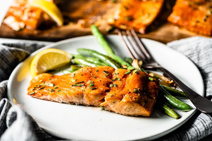 Salmón en tablón de cedro en plato horizontal