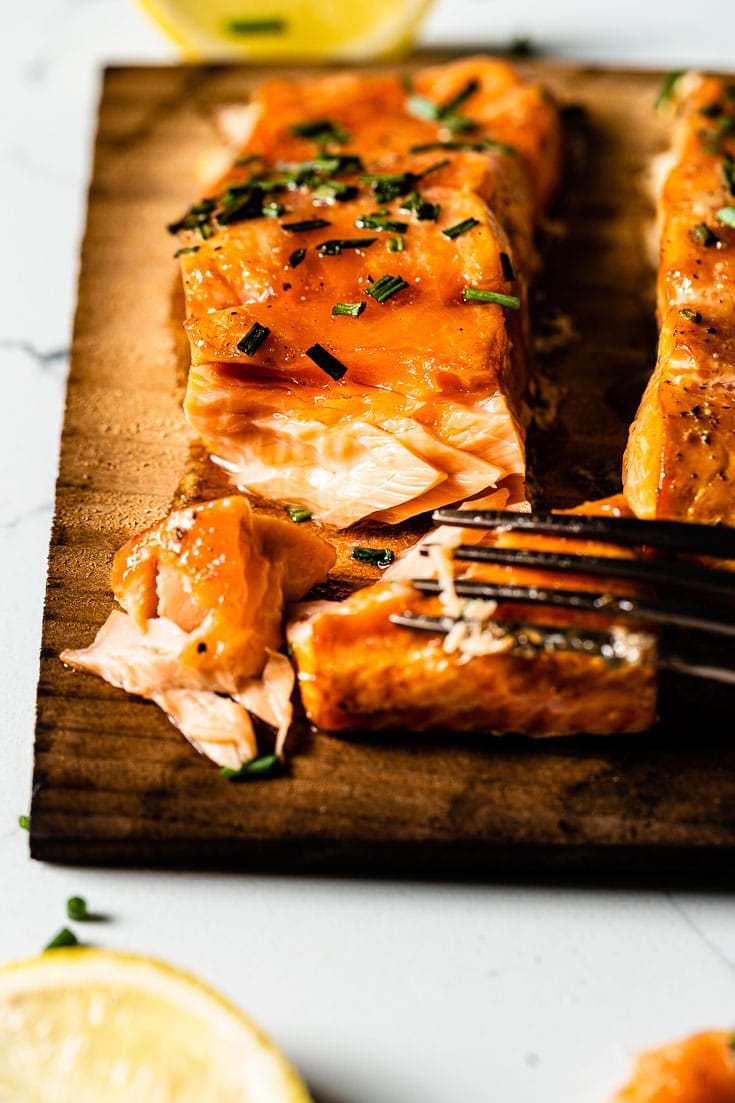 tenedor con la tierna y jugosa tablón de cedro salmón