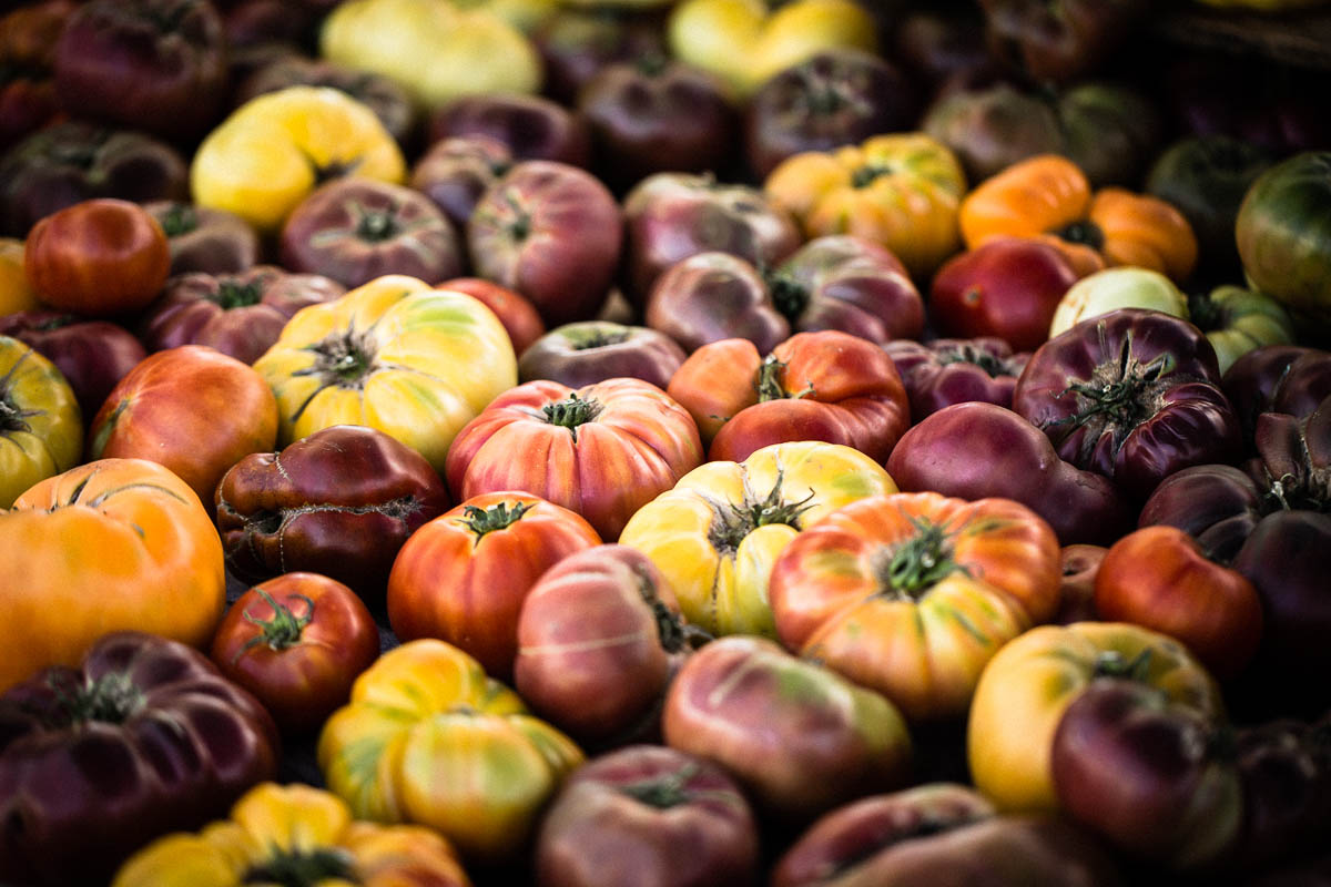 heirloom tomatoes at farmers market
