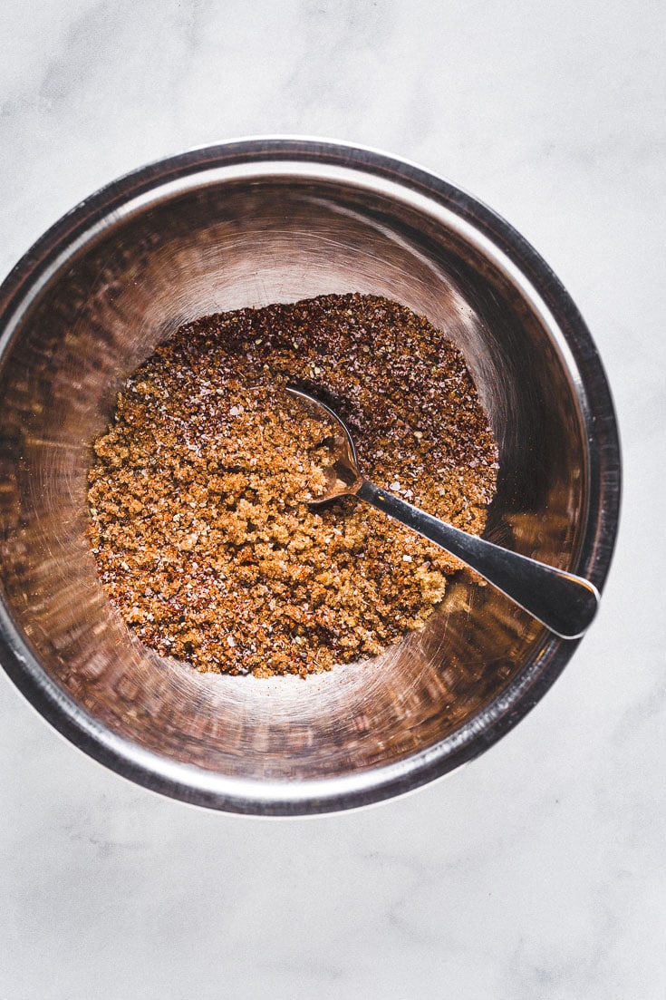 Basic dry rub for pork in a bowl