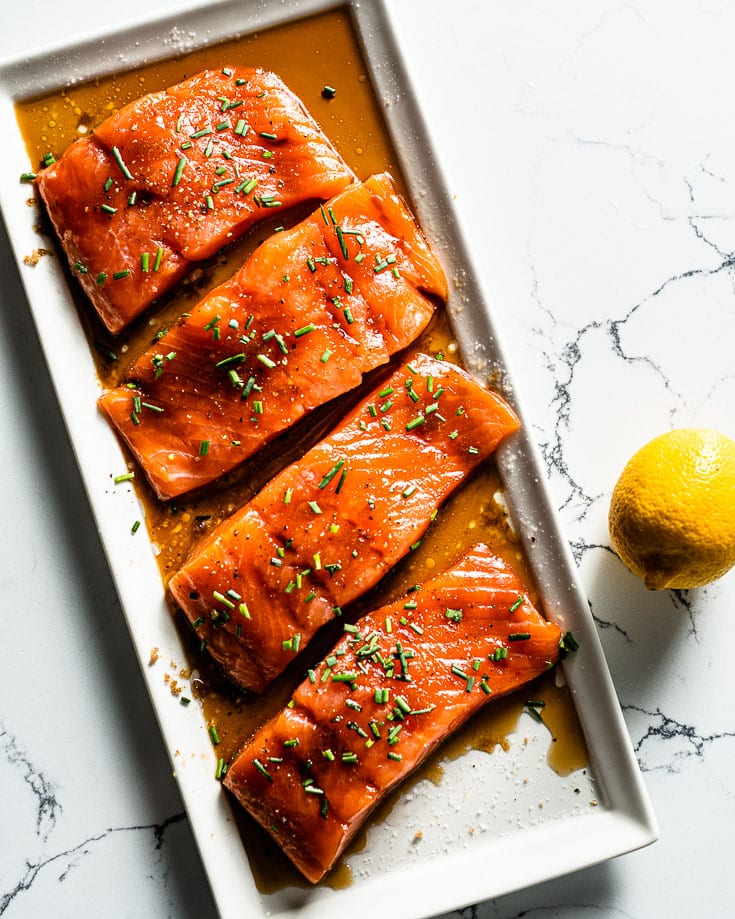 salmón marinado para el tablón de cedro