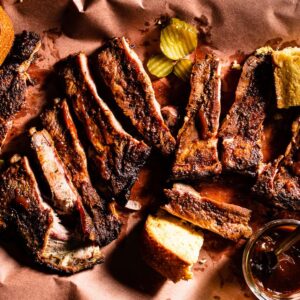 Costillas de cerdo ahumadas en papel de carnicero