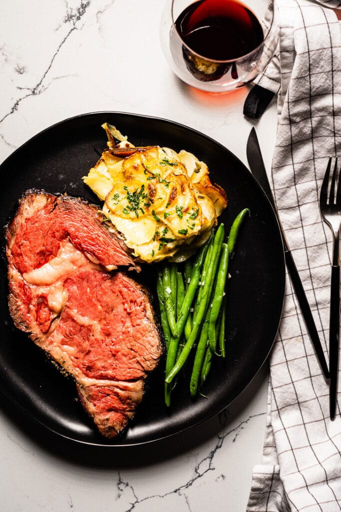 https://saltpepperskillet.com/wp-content/uploads/smoked-prime-rib-roast-with-scallopped-potatoes-and-green-beans-682x1024.jpg