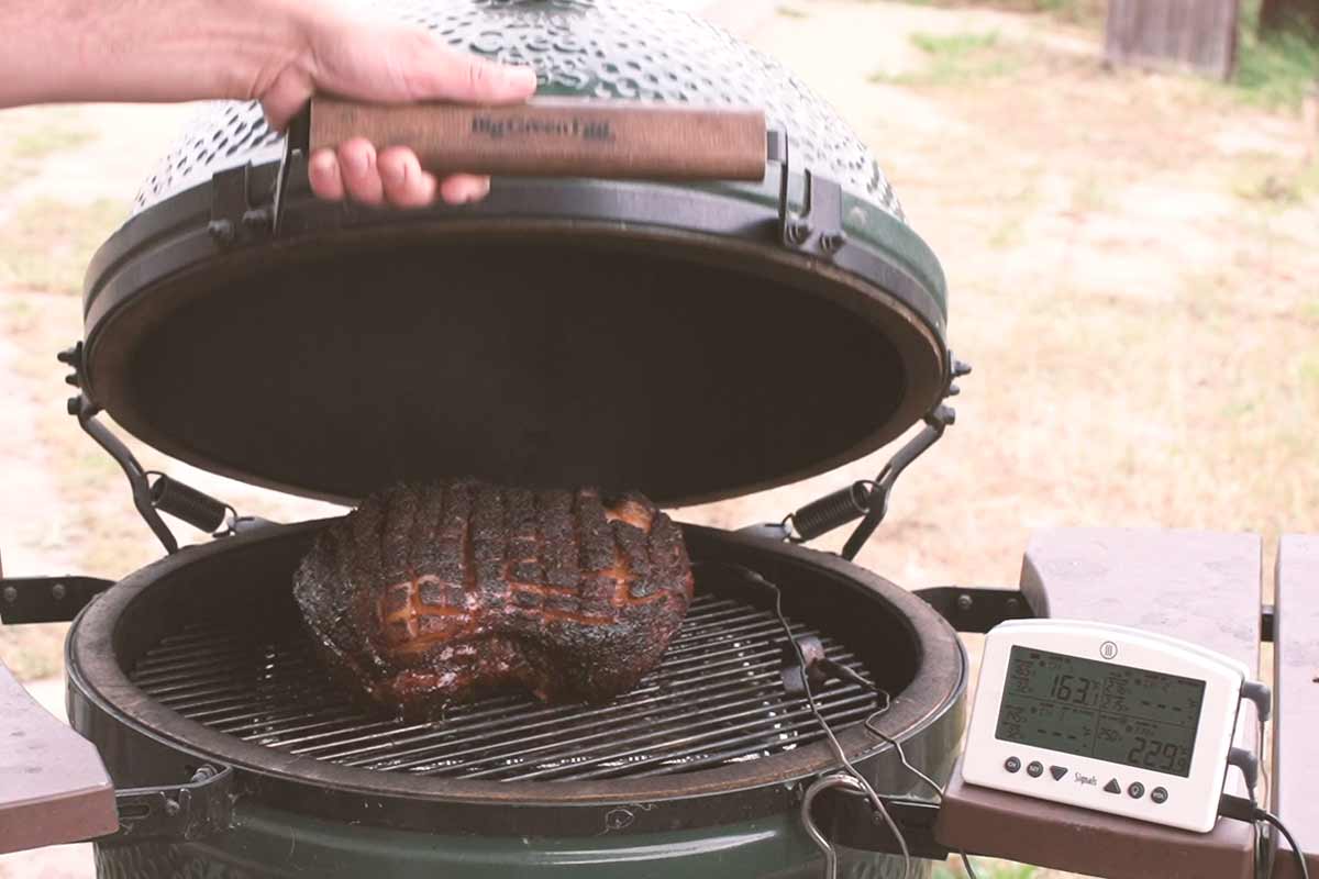 Smoking pork shoulder in big green egg